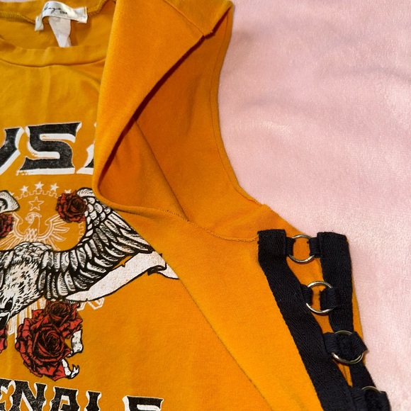 SLEEVELESS GRAPHIC CROP TOP W/ CUTOUT RING SIDES · SIZE M - Picture 9 of 10